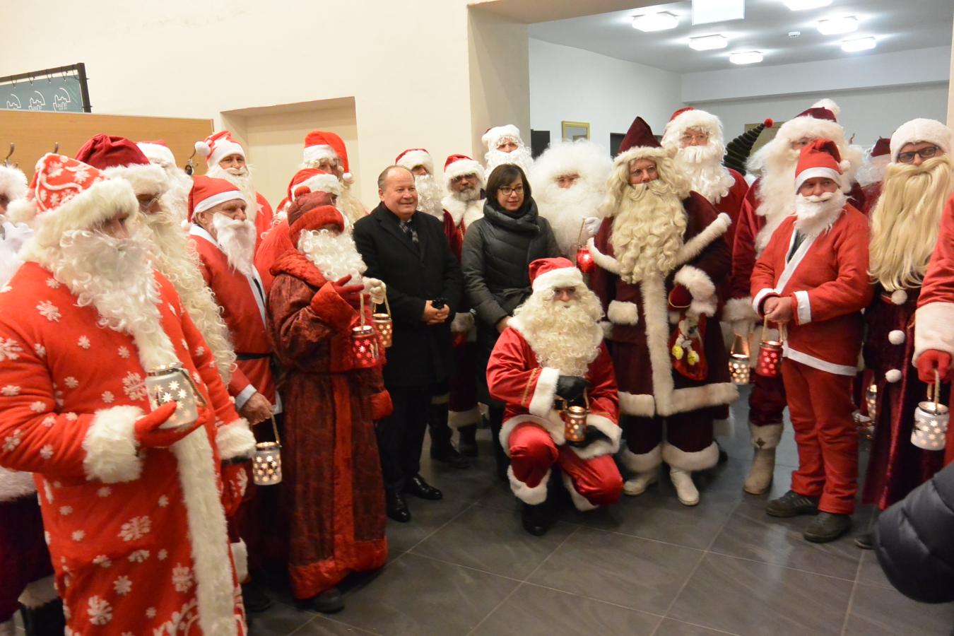 Seimo narė Raminta Popovienė ir Kauno rajono meras Valerijus Makūnas su Kalėdų seneliais iš viso Kauno rajono. Senelis iš Vilkijos miesto fotografuoja