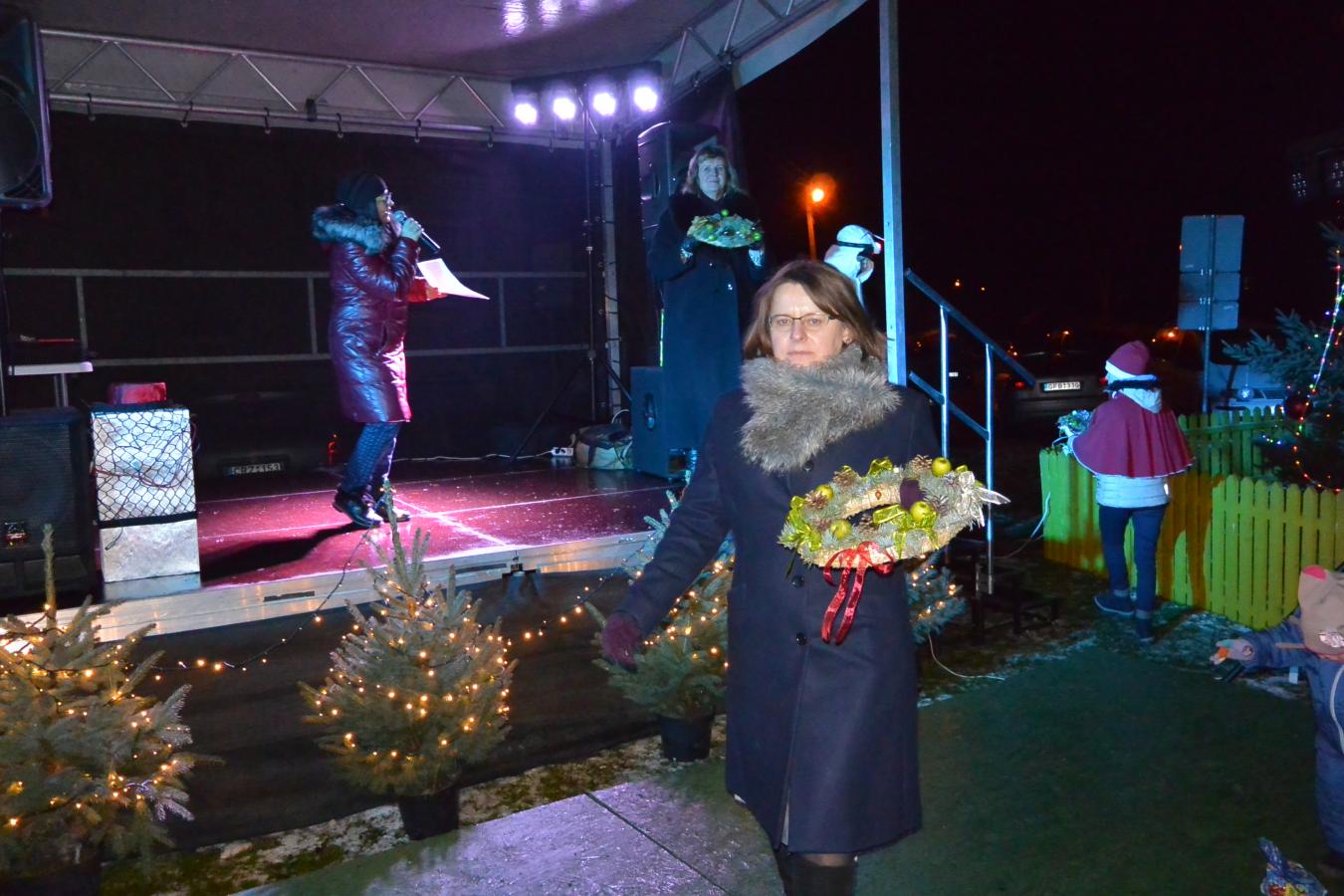šventės organizatorė Vida Rainienė. „Nemuno krašto vaikai“ direktorė dėkodama už gerus darbus ir pagalbą nepamiršo įstaigų, įmonių, organizacijų atstovų. Kiekvienam buvo įteikti gražūs vaikų rankomis kurti Advento vainikai.